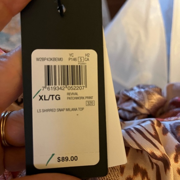 Guess long sleeve snap front shirred shirt. - Picture 7 of 7